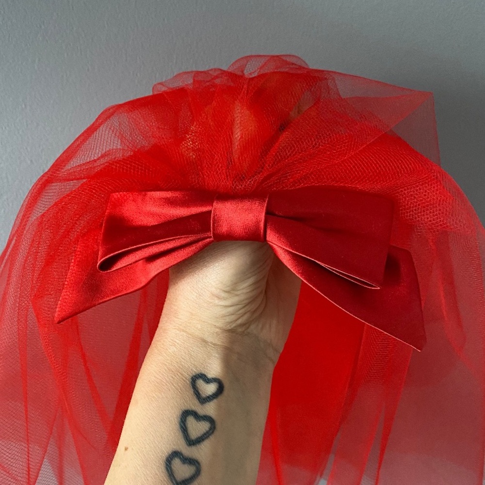 Mini Red Veil
